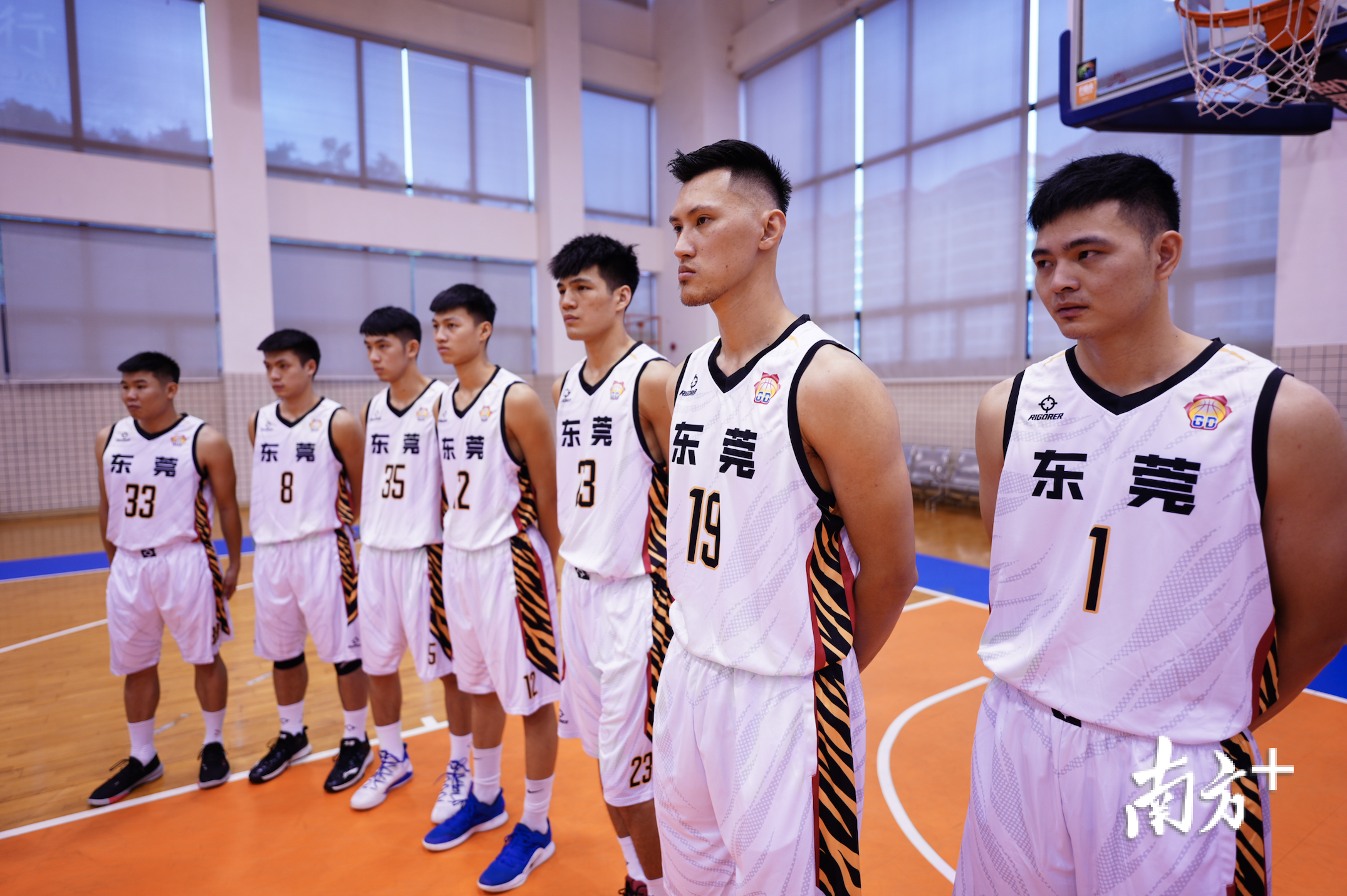 草根球队战胜职业球队不仅赢得总冠军更预示中国男篮的崛起!
